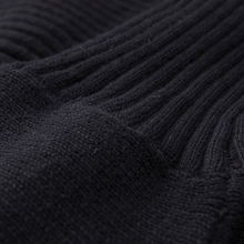 优雅随行，舒适恒久 佐丹奴经典黑色开襟针织衫的日常美学